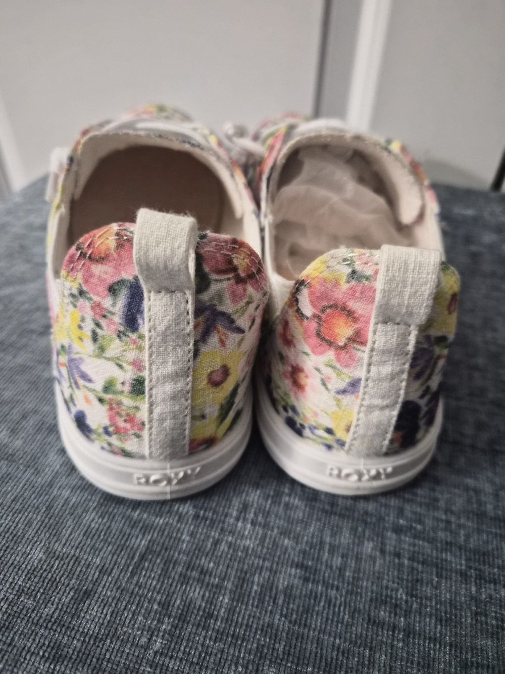 Roxy White and Gray Floral Shoe Sleeve - Picture 6 of 13
